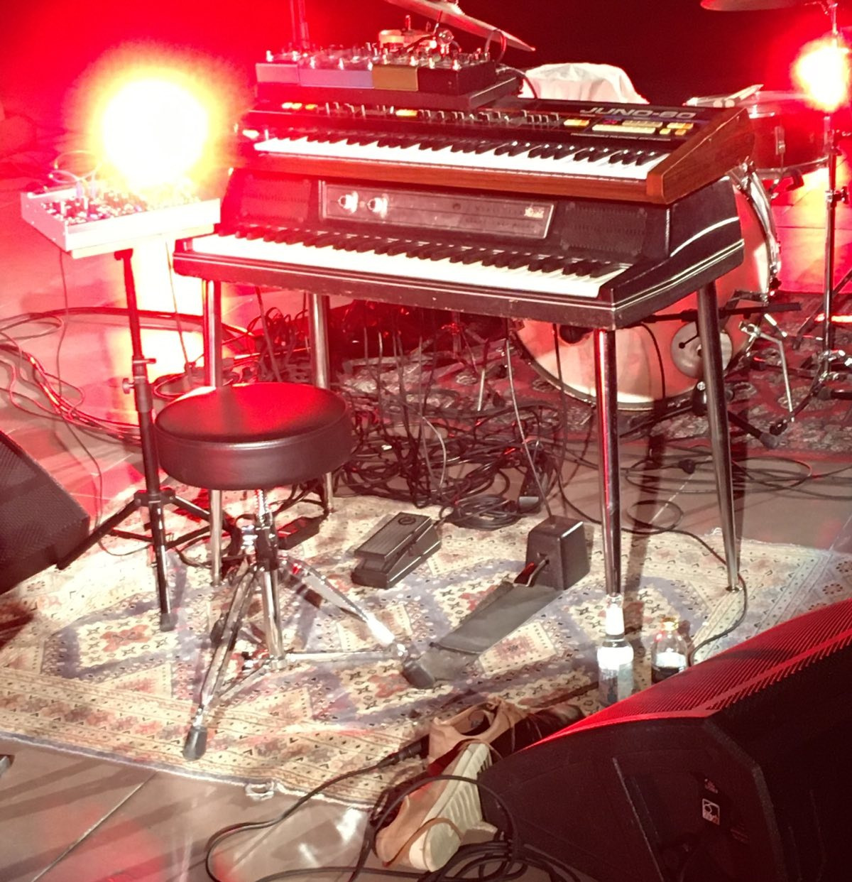 Wurlitzer-Piano und Juno-Synth, auf dem Boden Schuhe