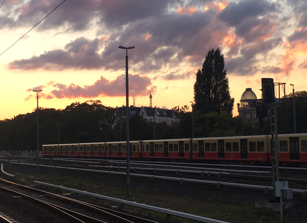 S-Bahn im Sonnenuntergang