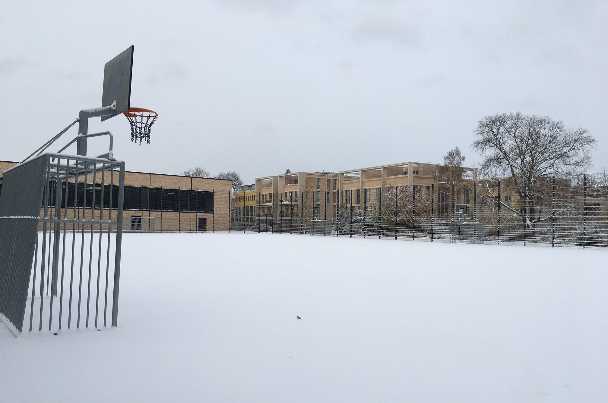 Schneebedecktes Basketballfeld