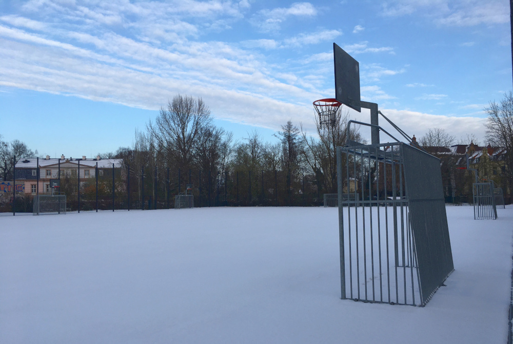 Schneebedecktes Basketballfeld